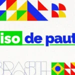 Pessoas em fila para receber serviços gratuitos em evento público.