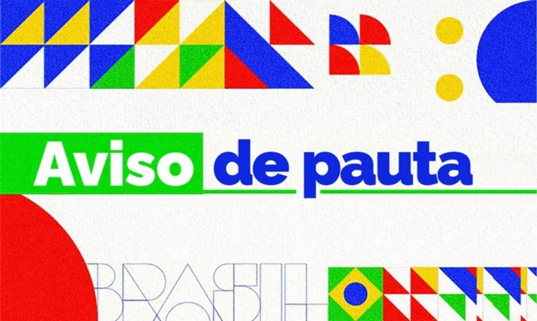 Pessoas em fila para receber serviços gratuitos em evento público.