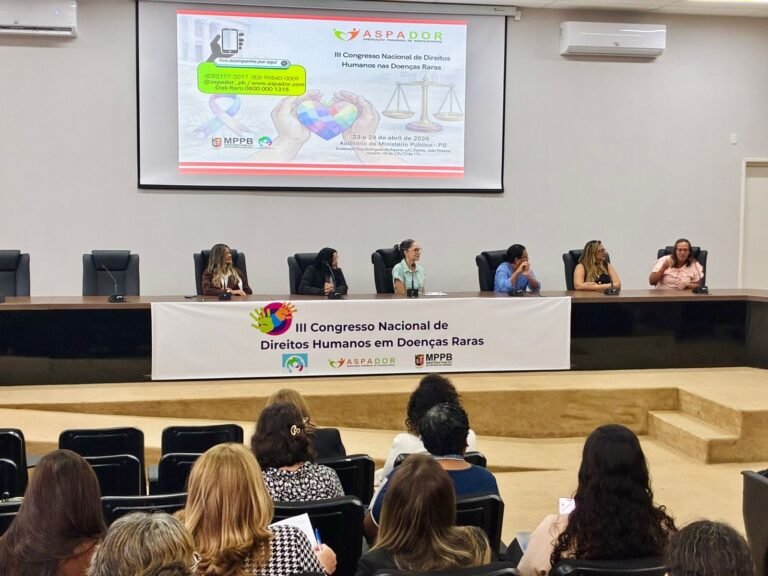 Representantes da prefeitura e membros da comunidade em debate sobre políticas de assistência social para doenças raras