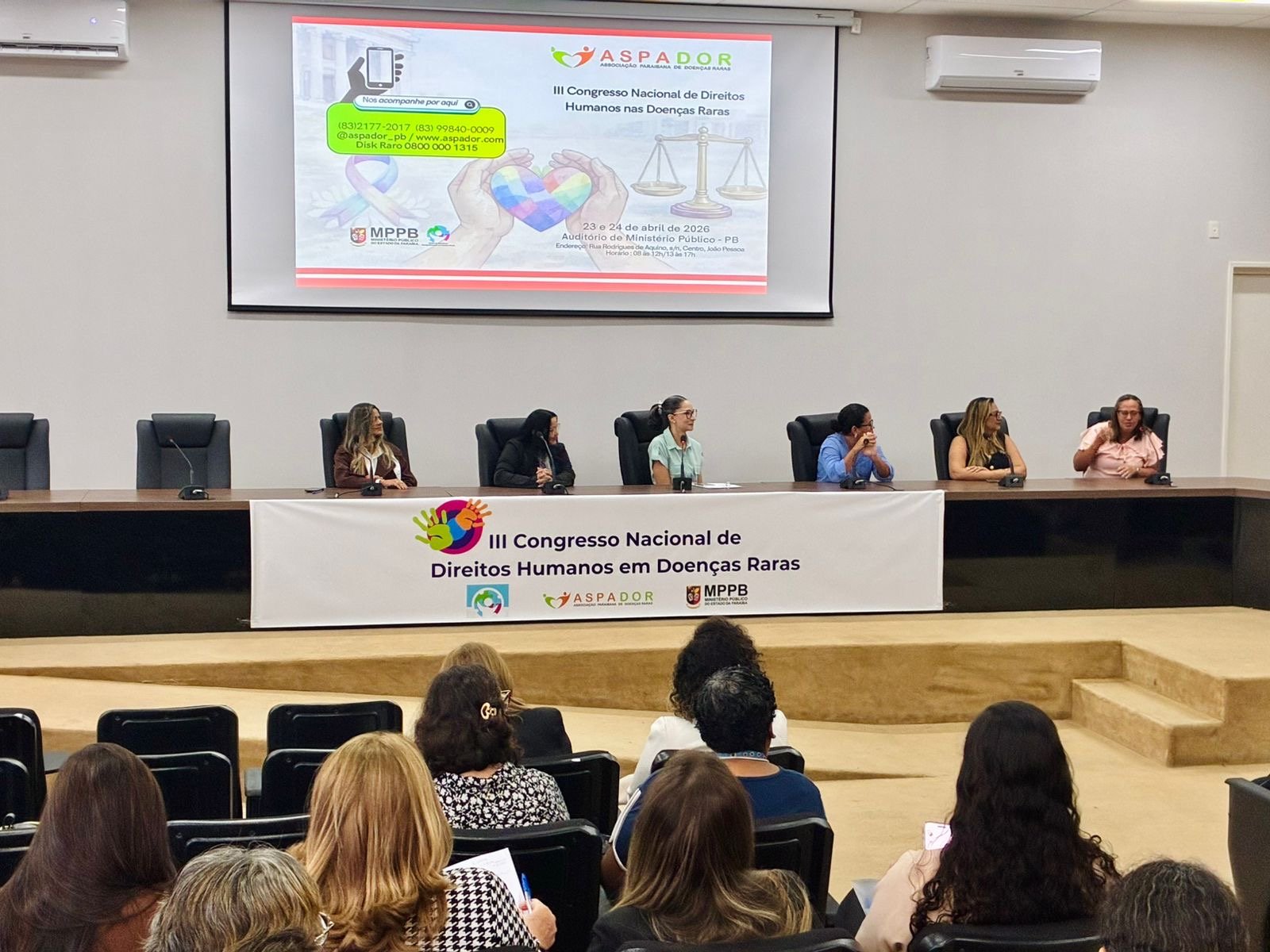 Representantes da prefeitura e membros da comunidade em debate sobre políticas de assistência social para doenças raras