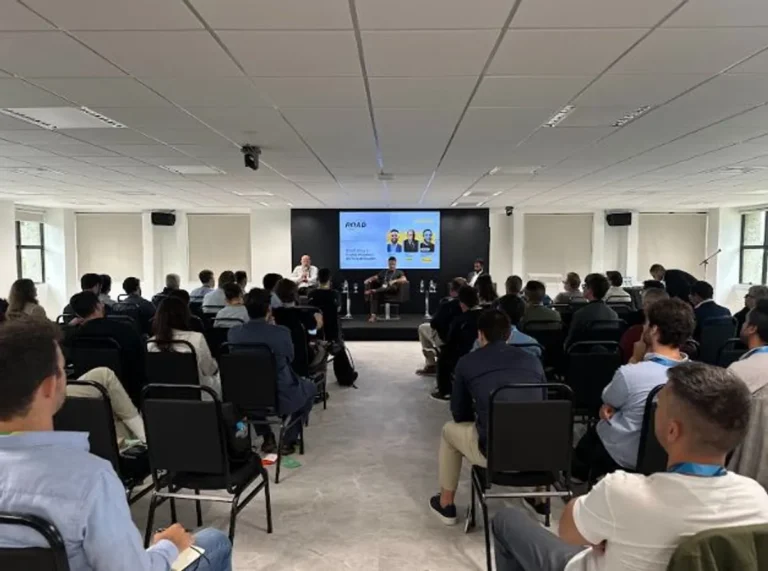 Centro de convenções em João Pessoa sediando evento sobre investimento imobiliário e turismo.