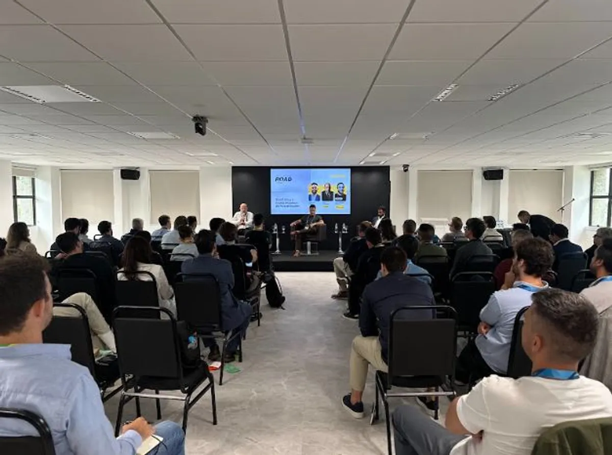Centro de convenções em João Pessoa sediando evento sobre investimento imobiliário e turismo.