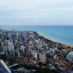 Hotel moderno em João Pessoa com vista para o mar ao pôr do sol