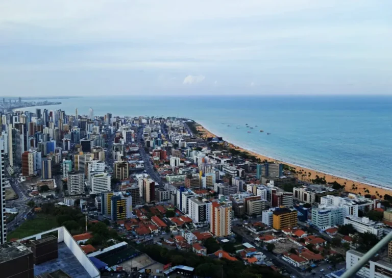 Hotel moderno em João Pessoa com vista para o mar ao pôr do sol