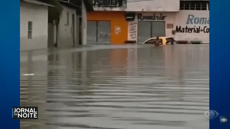 Bote do Corpo de Bombeiros resgata passageiros de ônibus ilhado em rua alagada de João Pessoa