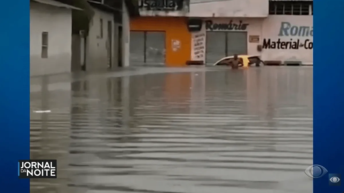 Bote do Corpo de Bombeiros resgata passageiros de ônibus ilhado em rua alagada de João Pessoa