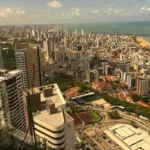 Rua em João Pessoa com alta temperatura e movimento