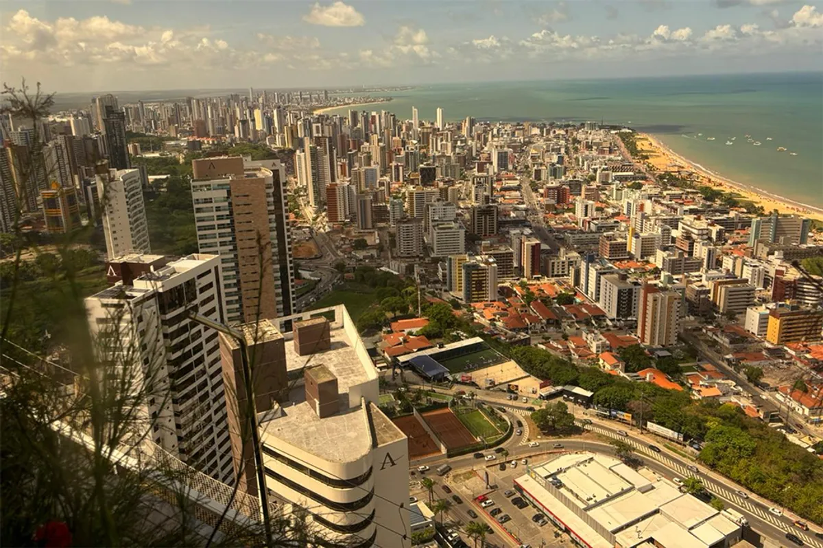 Rua em João Pessoa com alta temperatura e movimento