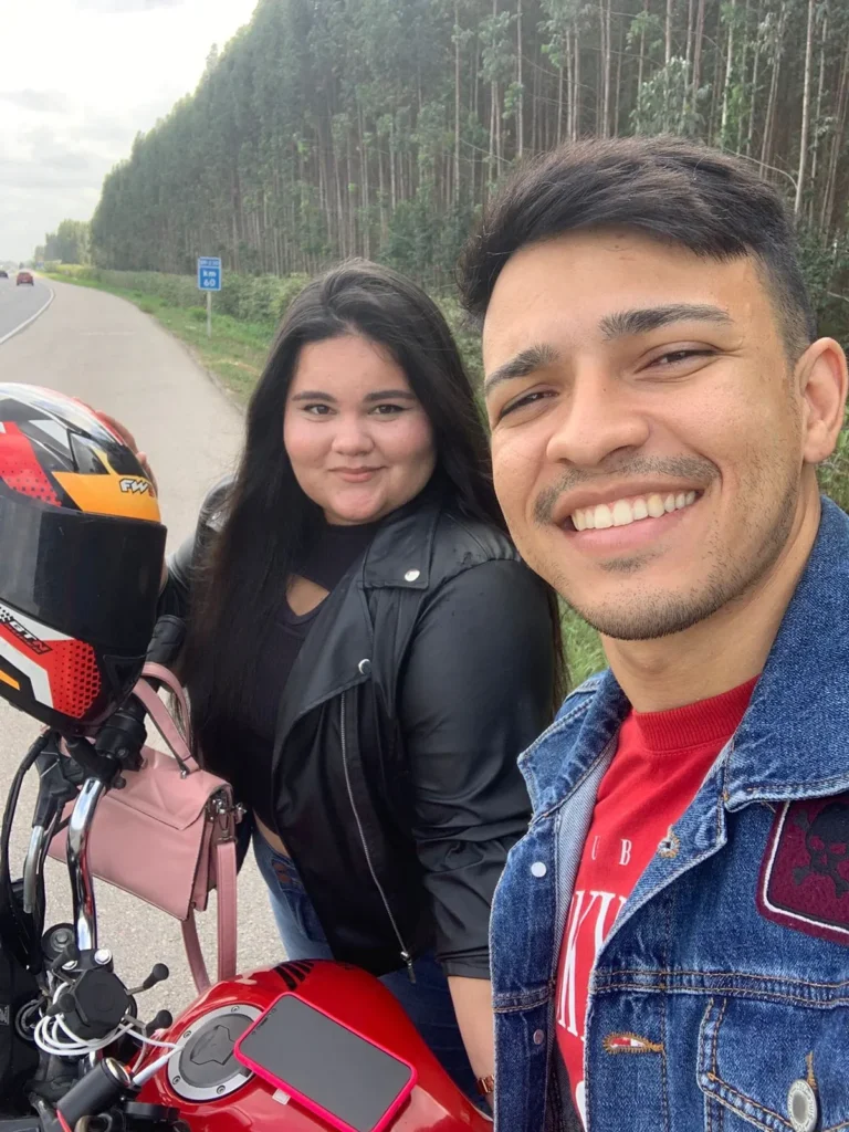 Ônibus urbano em João Pessoa após incidente de trânsito com motociclista.