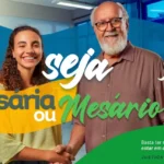 Mesário voluntário auxiliando eleitor em centro de votação na Paraíba