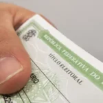 Eleitores em fila em um cartório eleitoral para regularizar pendências.