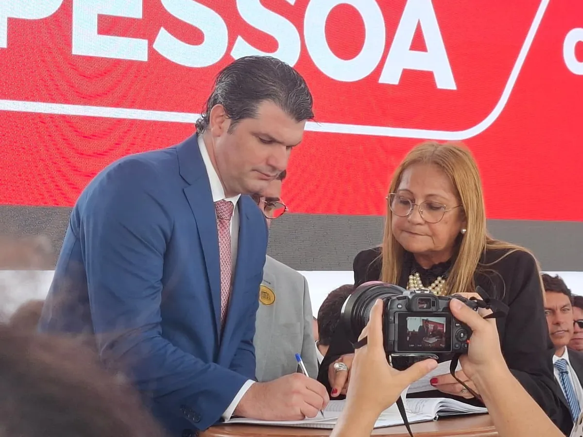 Leo Bezerra empossado como prefeito de João Pessoa em cerimônia simbólica