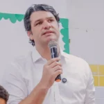 Leo Bezerra recebe faixa de prefeito de Cícero Lucena em solenidade no Centro Histórico de João Pessoa.