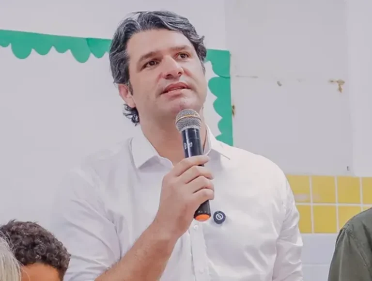 Leo Bezerra recebe faixa de prefeito de Cícero Lucena em solenidade no Centro Histórico de João Pessoa.
