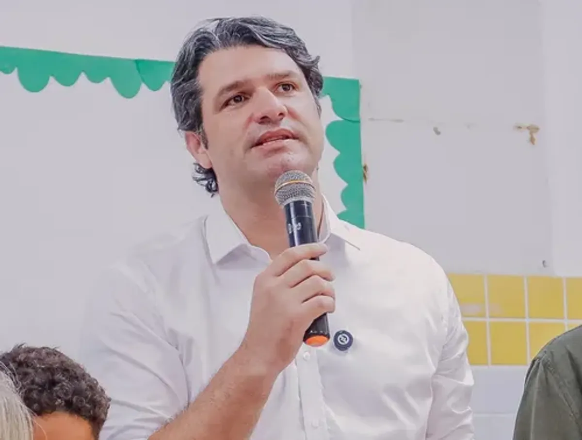 Leo Bezerra recebe faixa de prefeito de Cícero Lucena em solenidade no Centro Histórico de João Pessoa.
