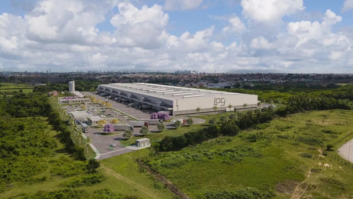 Centro de distribuição logístico em João Pessoa com caminhões e atividades de carga/descarga.