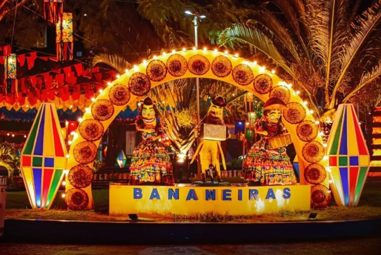 Palco de festival de São João com estrutura para shows e multidão ao fundo.