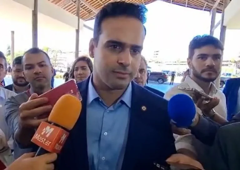 Lucas Ribeiro, vice-governador da Paraíba, em análise de documentos no escritório.
