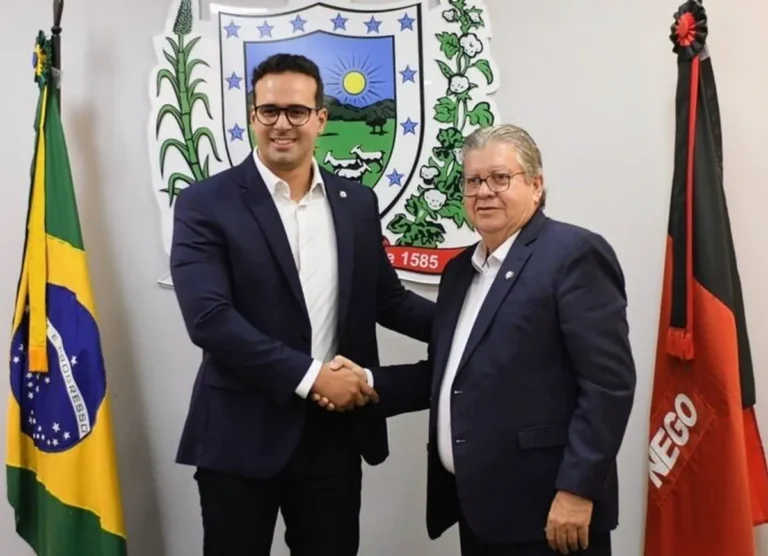 Lucas Ribeiro assume como governador da Paraíba em cerimônia oficial.