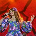 Multidão celebrando no Maior São João do Mundo em Campina Grande com artistas no palco.