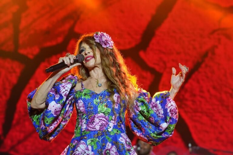 Multidão celebrando no Maior São João do Mundo em Campina Grande com artistas no palco.