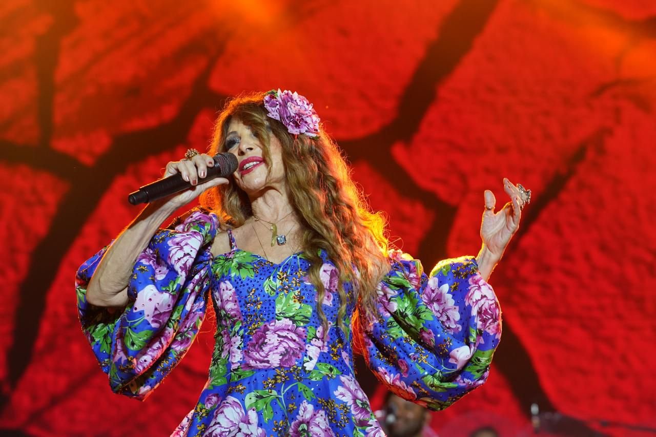 Multidão celebrando no Maior São João do Mundo em Campina Grande com artistas no palco.