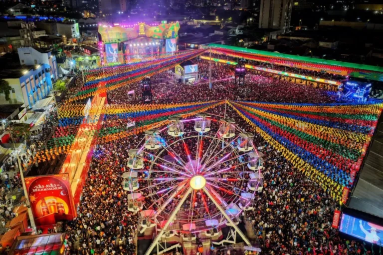 Palco principal do Maior São João do Mundo em Campina Grande iluminado à noite com multidão vibrante.