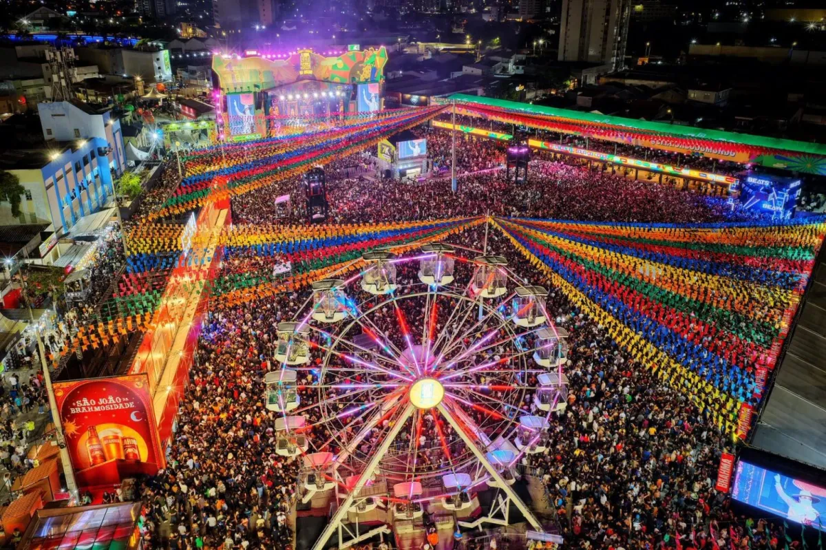 Palco principal do Maior São João do Mundo em Campina Grande iluminado à noite com multidão vibrante.