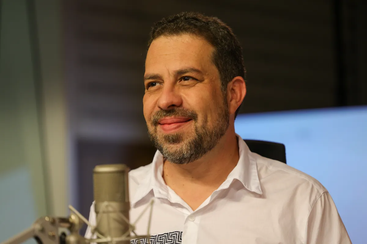 Ministro Guilherme Boulos em feira de serviços públicos interagindo com a população na Paraíba.