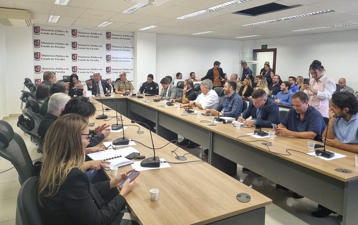 Membros do MPPB discutindo proteção de dados pessoais e LGPD em reunião institucional