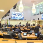 Deputados estaduais da Paraíba reunidos discutindo mudanças partidárias.