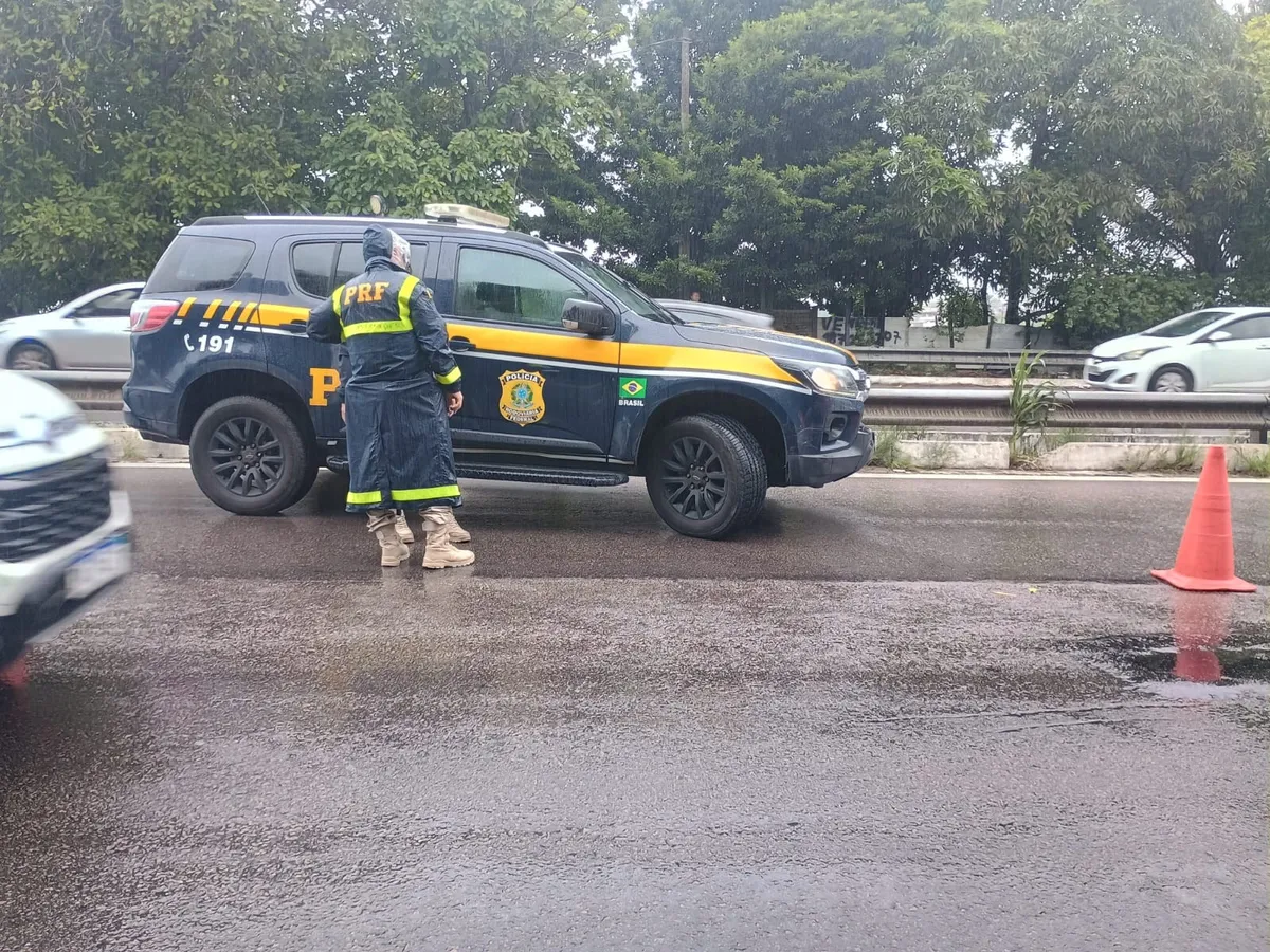 Cena de acidente fatal entre moto e carro na BR-230 em João Pessoa, com atuação da PRF.