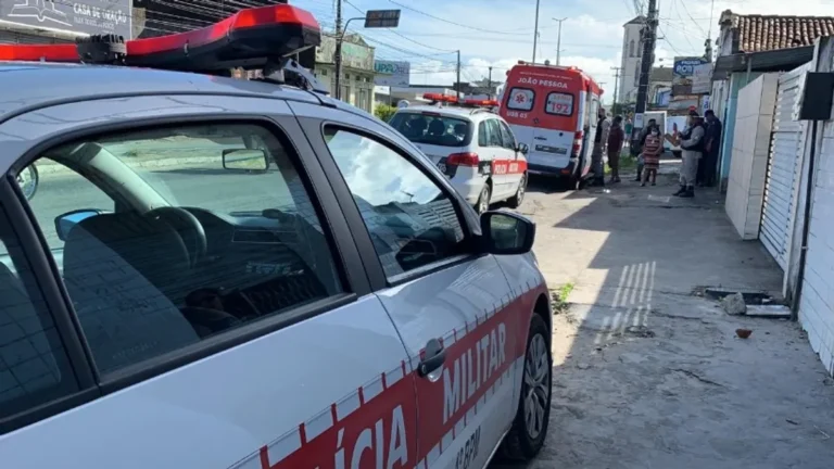 Mulheres unidas em manifestação contra a violência de gênero na Paraíba.