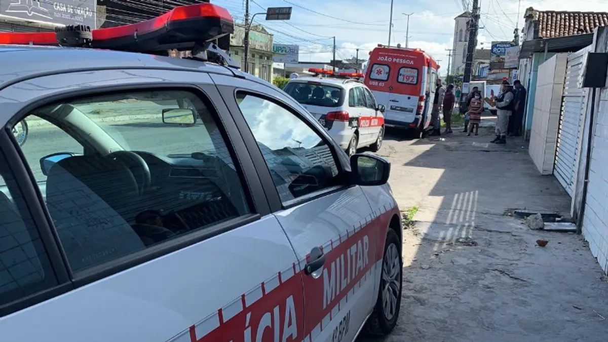 Mulheres unidas em manifestação contra a violência de gênero na Paraíba.