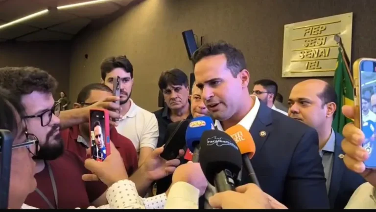 Edifícios governamentais na Paraíba ao amanhecer, simbolizando o cenário político em movimento.