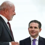 Políticos brasileiros em reunião estratégica discutindo alianças na Paraíba para as eleições de 2026