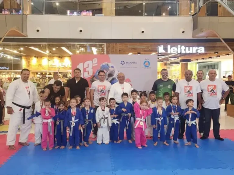 Crianças competindo em evento de judô e jiu-jitsu para jovens em João Pessoa