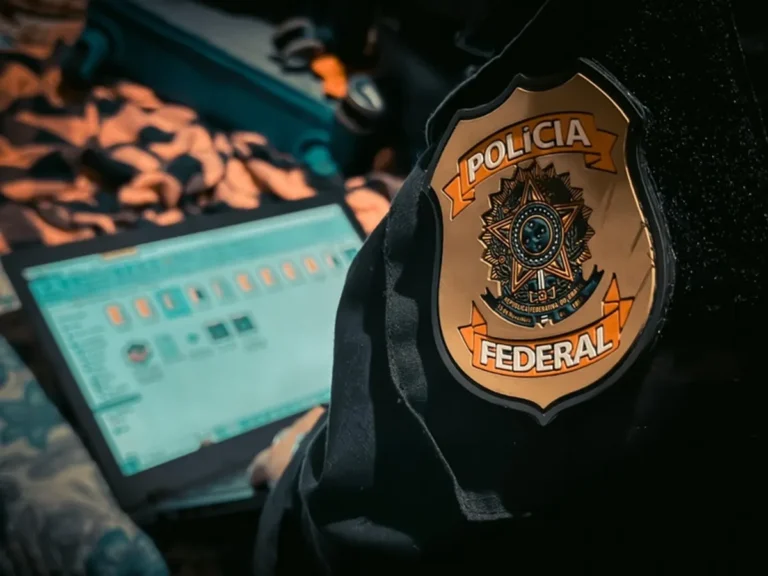 Policiais federais realizam operação em João Pessoa contra exploração sexual infantojuvenil.