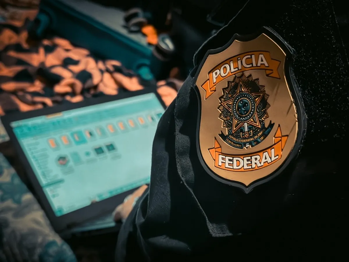 Policiais federais realizam operação em João Pessoa contra exploração sexual infantojuvenil.