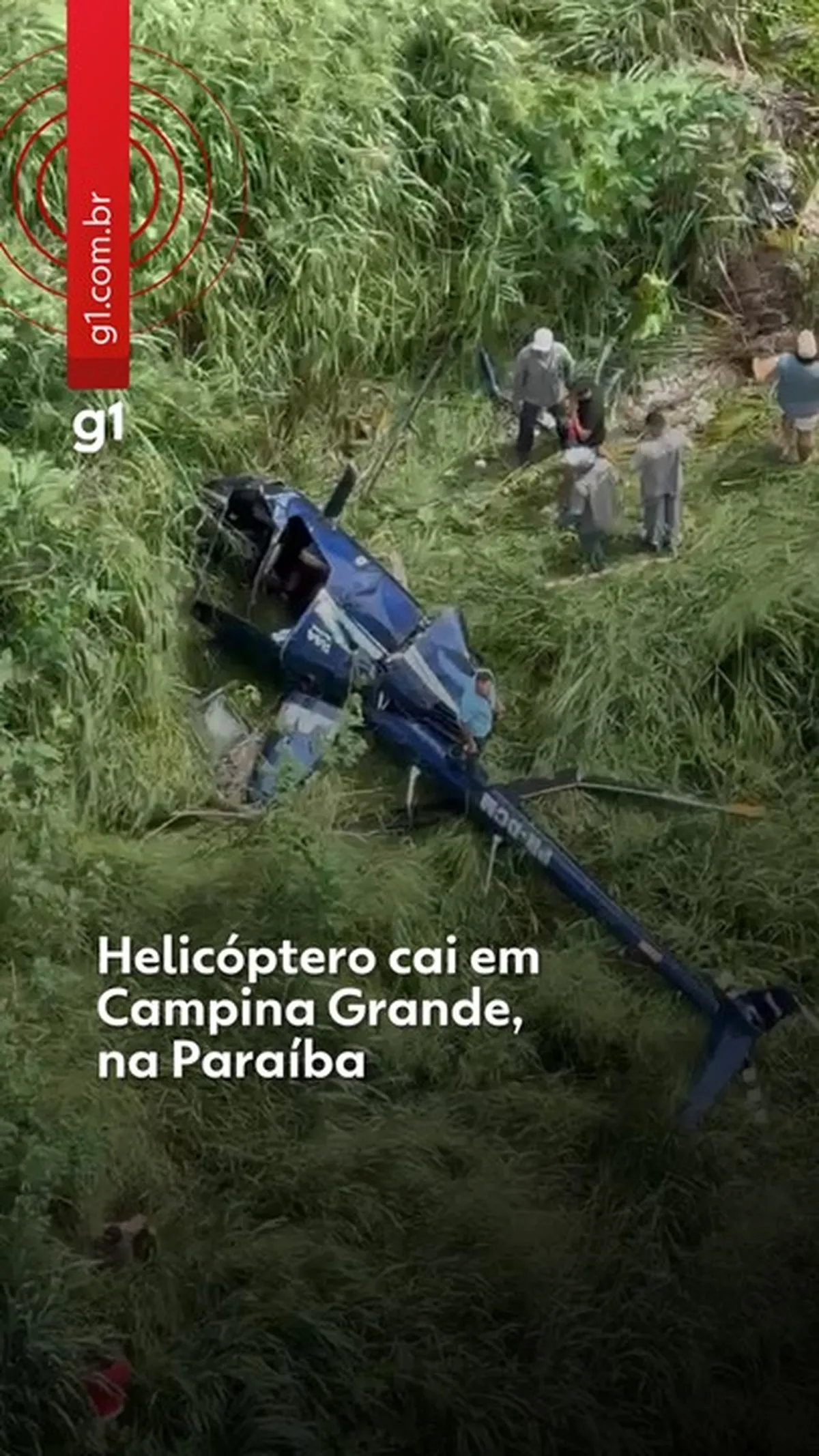 Equipes de resgate e investigação em local de queda de helicóptero em Campina Grande, Paraíba