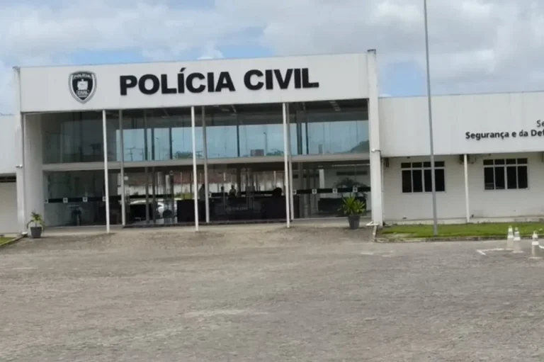 Policiais civis em operação de prisão em João Pessoa.