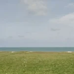 Placa de alerta 'Imprópria para Banho' em praia paradisíaca do litoral da Paraíba, Brasil