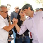 Prefeito Cícero Lucena passa o cargo para o vice-prefeito Léo Bezerra em evento de transição em João Pessoa.