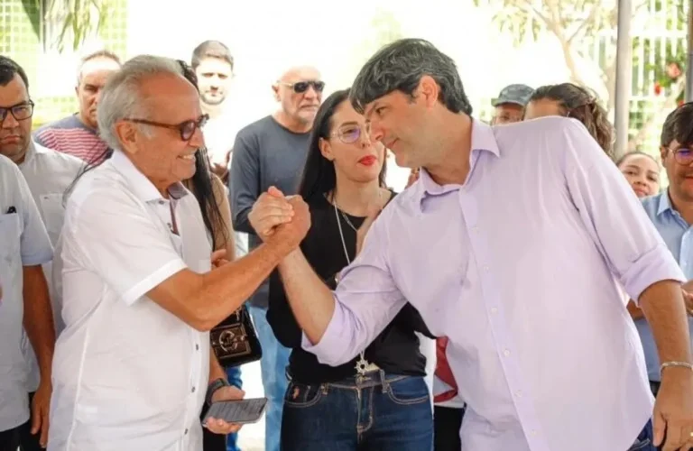 Prefeito Cícero Lucena passa o cargo para o vice-prefeito Léo Bezerra em evento de transição em João Pessoa.