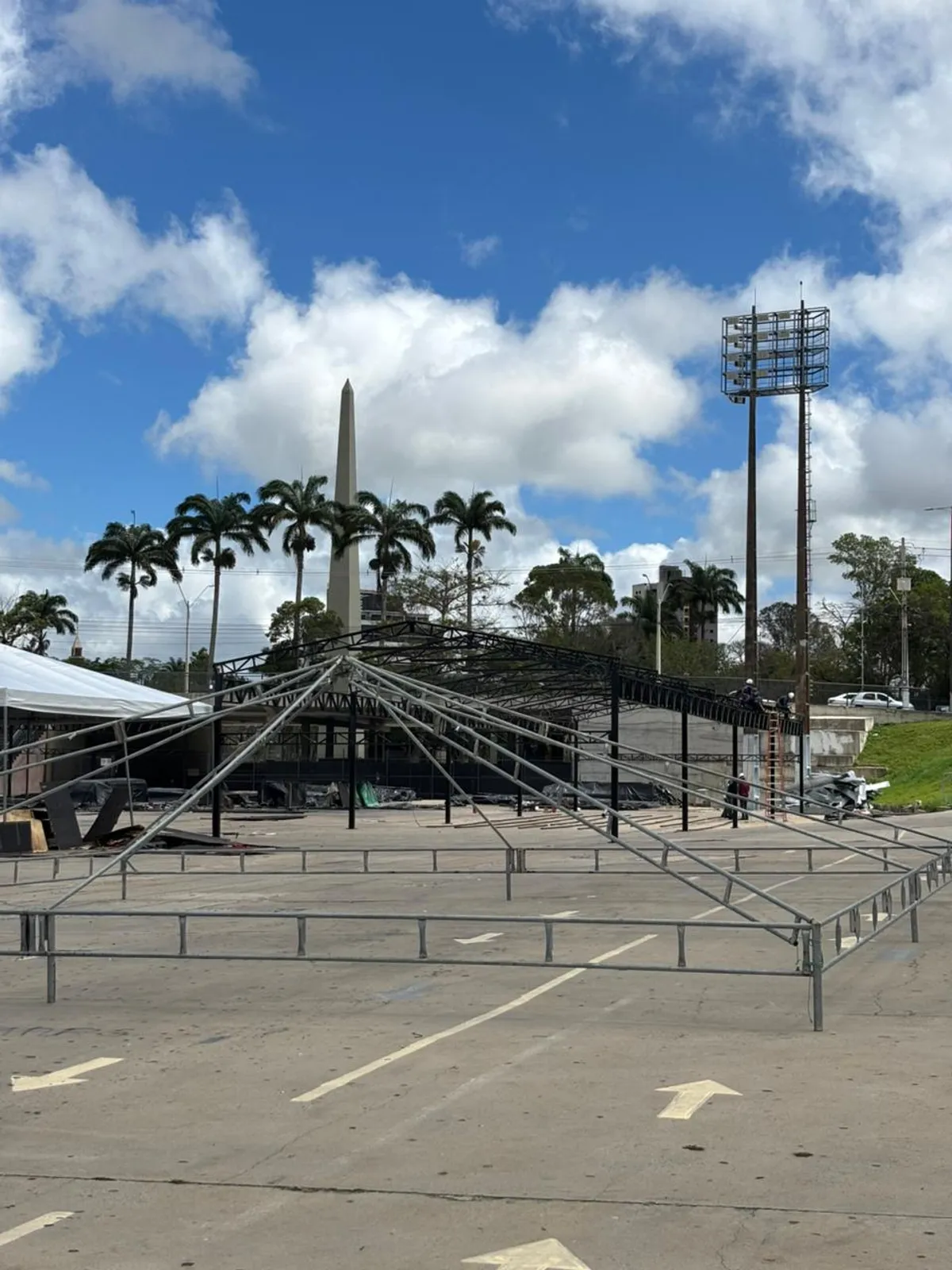 Montagem da estrutura de O Maior São João do Mundo 2026 no Parque do Povo com trabalhadores e equipamentos.