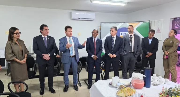 Presidente do TRE-PB e autoridades em reunião no Fórum Eleitoral de Cabedelo