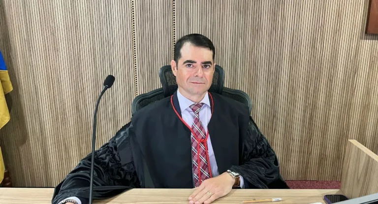 Promotores e juízes eleitorais em auditório durante capacitação para as Eleições 2026