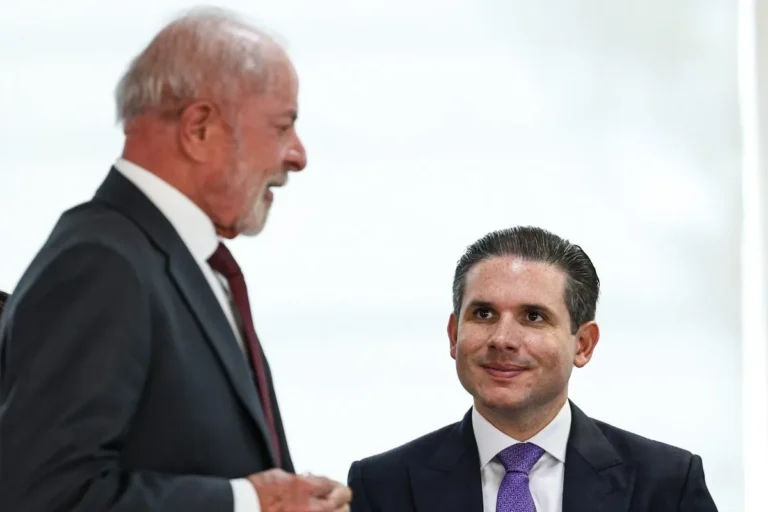 Políticos em reunião para definir aliança eleitoral na Paraíba