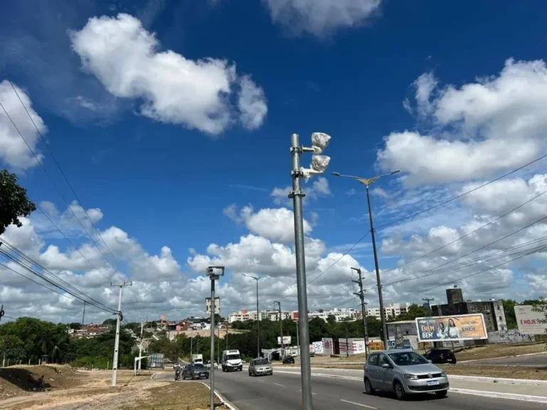 Radar de velocidade instalado na rodovia BR-230, em trecho que abrange João Pessoa, Bayeux e Cabedelo.