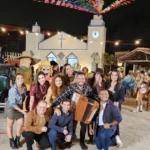 Pessoas em traje típico de São João participam de gravação de clipe em cenário nordestino